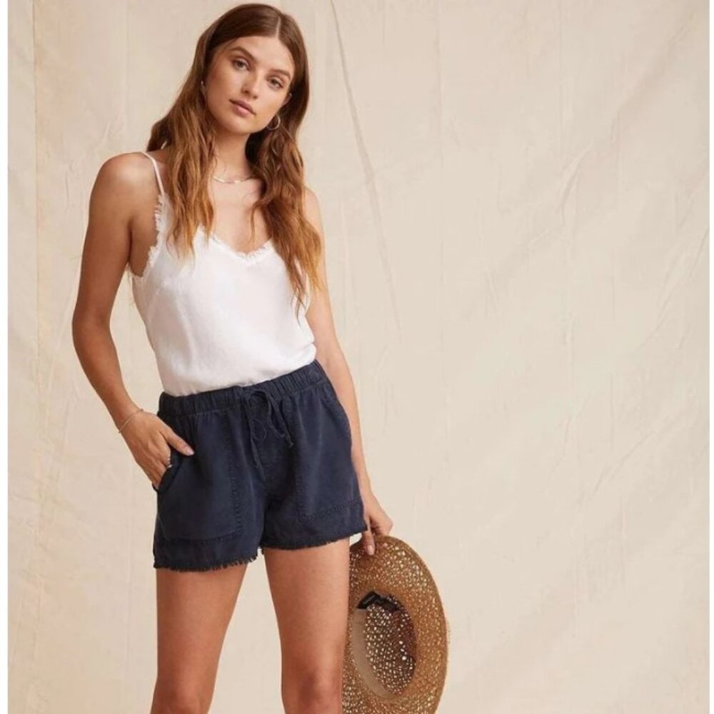 Bella Dahl Frayed Pocket Shorts - Navy
